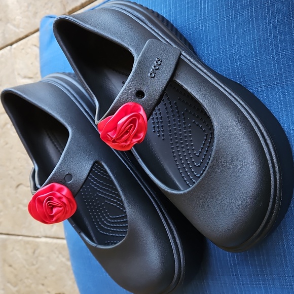 Crocs Stomp Rosette Mary Jane Clogs Shoes Black W/ Red Rose- Sz 8 - Picture 1 of 11